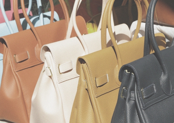 ファッションブランドの商品が並ぶショップのイメージ