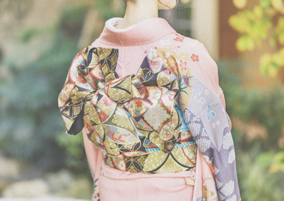 着物を着た人物と日本の風景